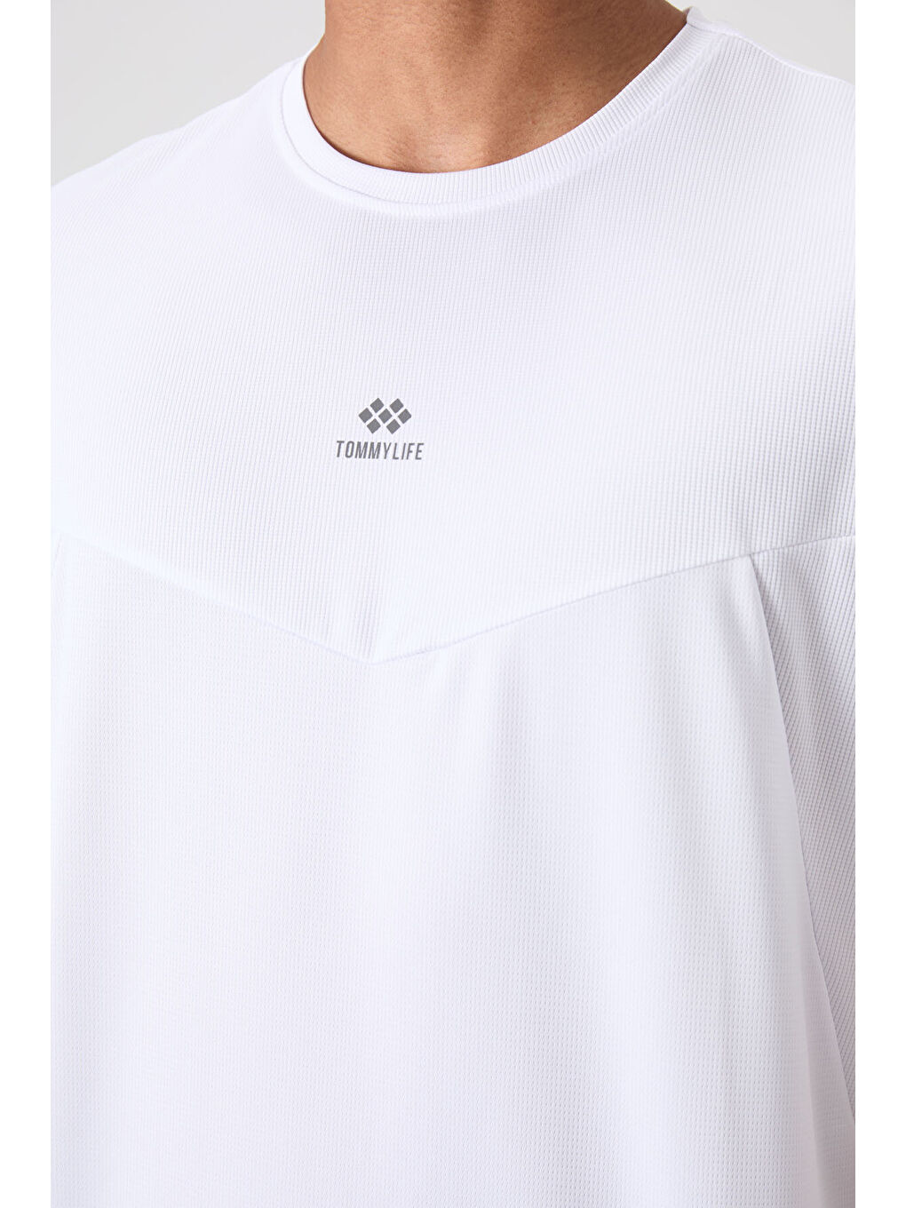 Beyaz Polyester Nefes Alan Dokulu İnce Esnek Standart Fit Erkek Performans Tişört - 88391-4