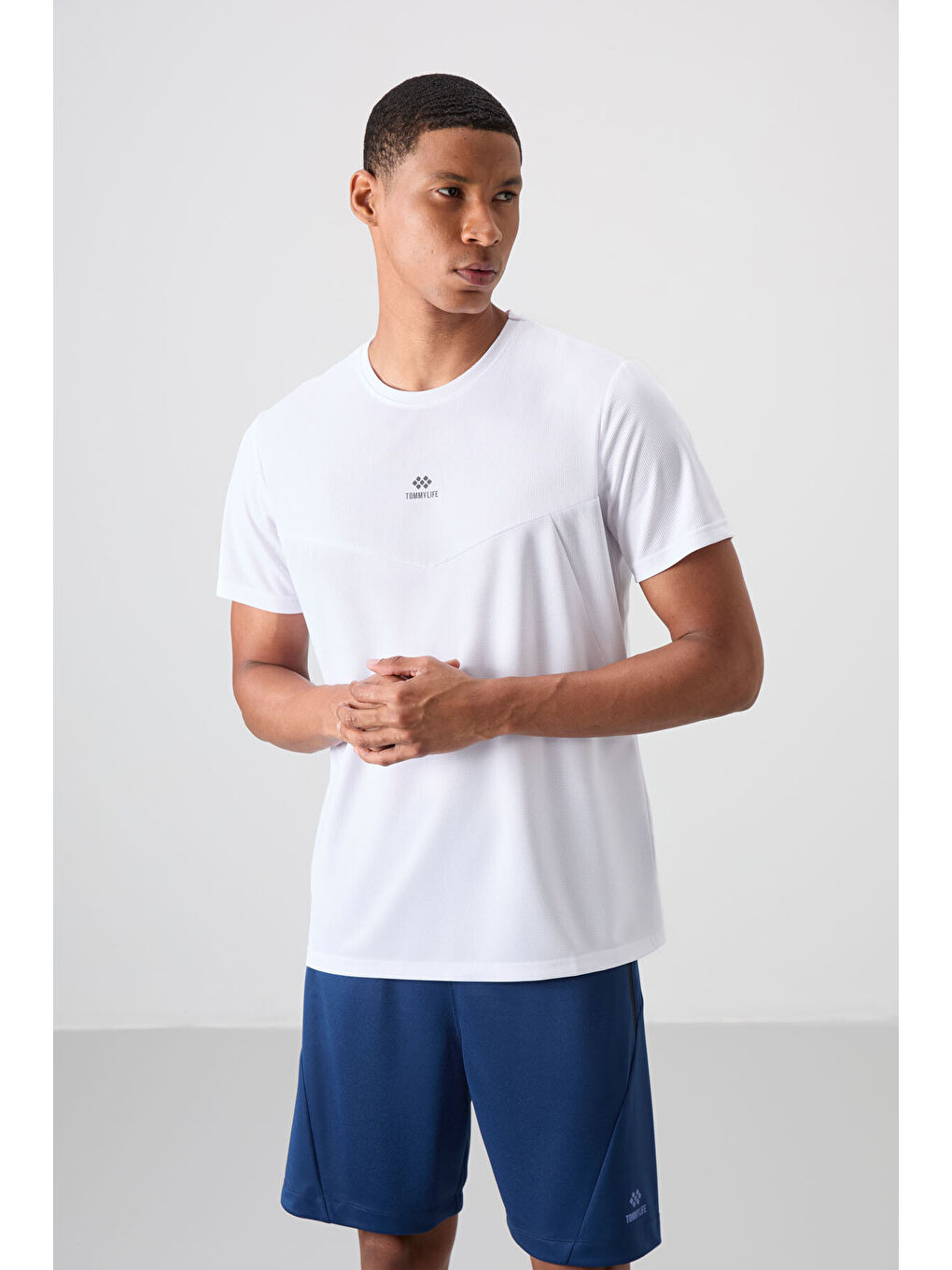 Beyaz Polyester Nefes Alan Dokulu İnce Esnek Standart Fit Erkek Performans Tişört - 88391-6