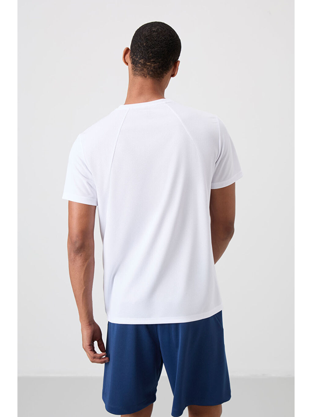 Beyaz Polyester Nefes Alan Dokulu İnce Esnek Standart Fit Erkek Performans Tişört - 88391-8