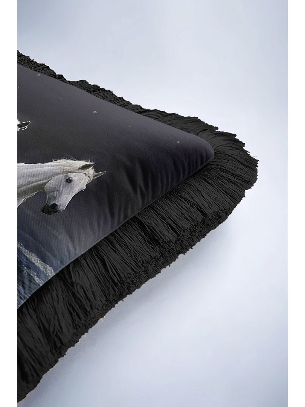 Karışık Vahşi Atlar Saçaklı Yastık Kılıfı - Doğal Özgürlük Temalı Modern Gri Siyah Püsküllü Kırlent Kılıfı-6