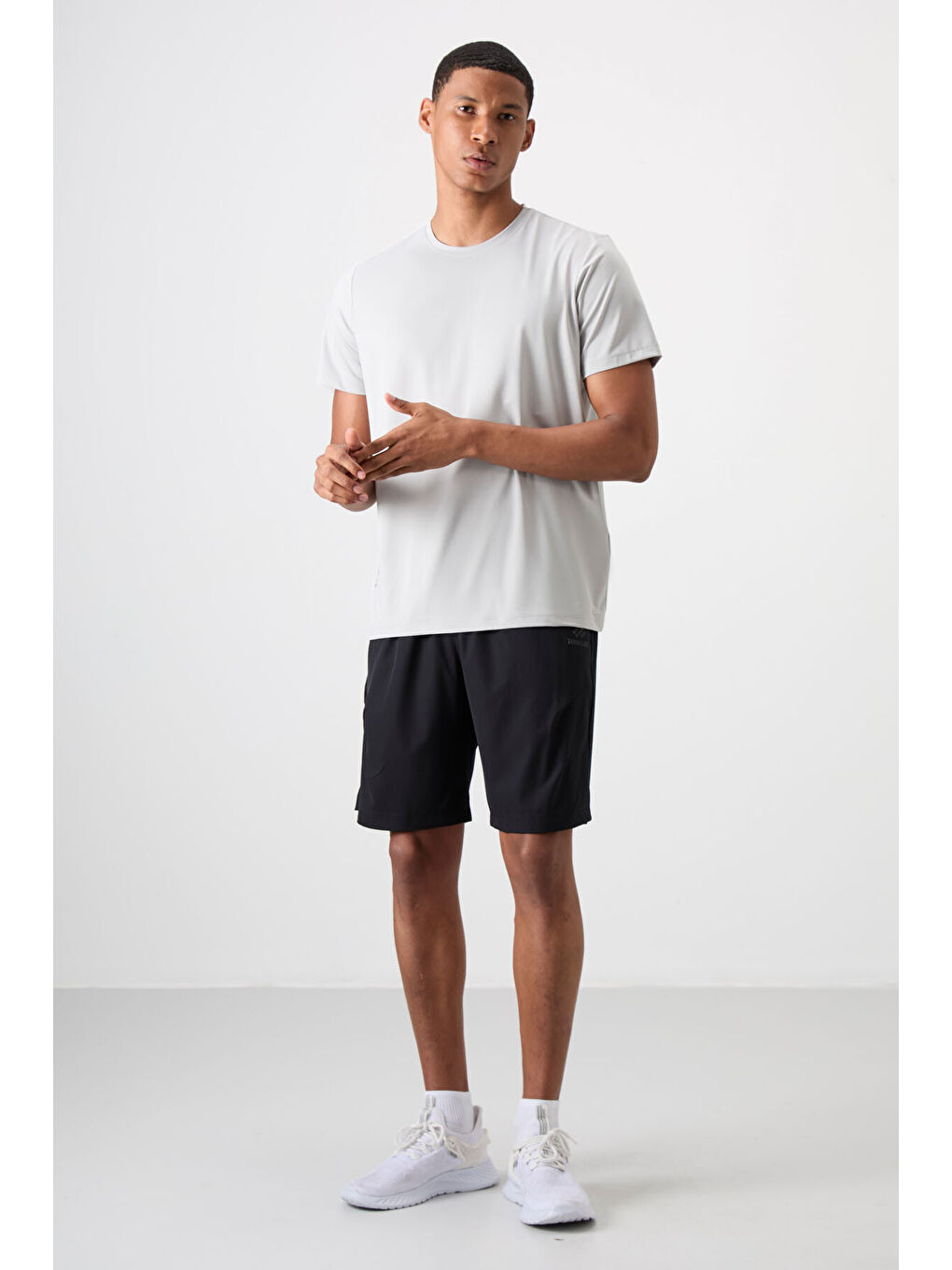 Bej Taş Polyester Nefes Alan Dokulu İnce Esnek Standart Fit Erkek Performans Tişört - 88388-2