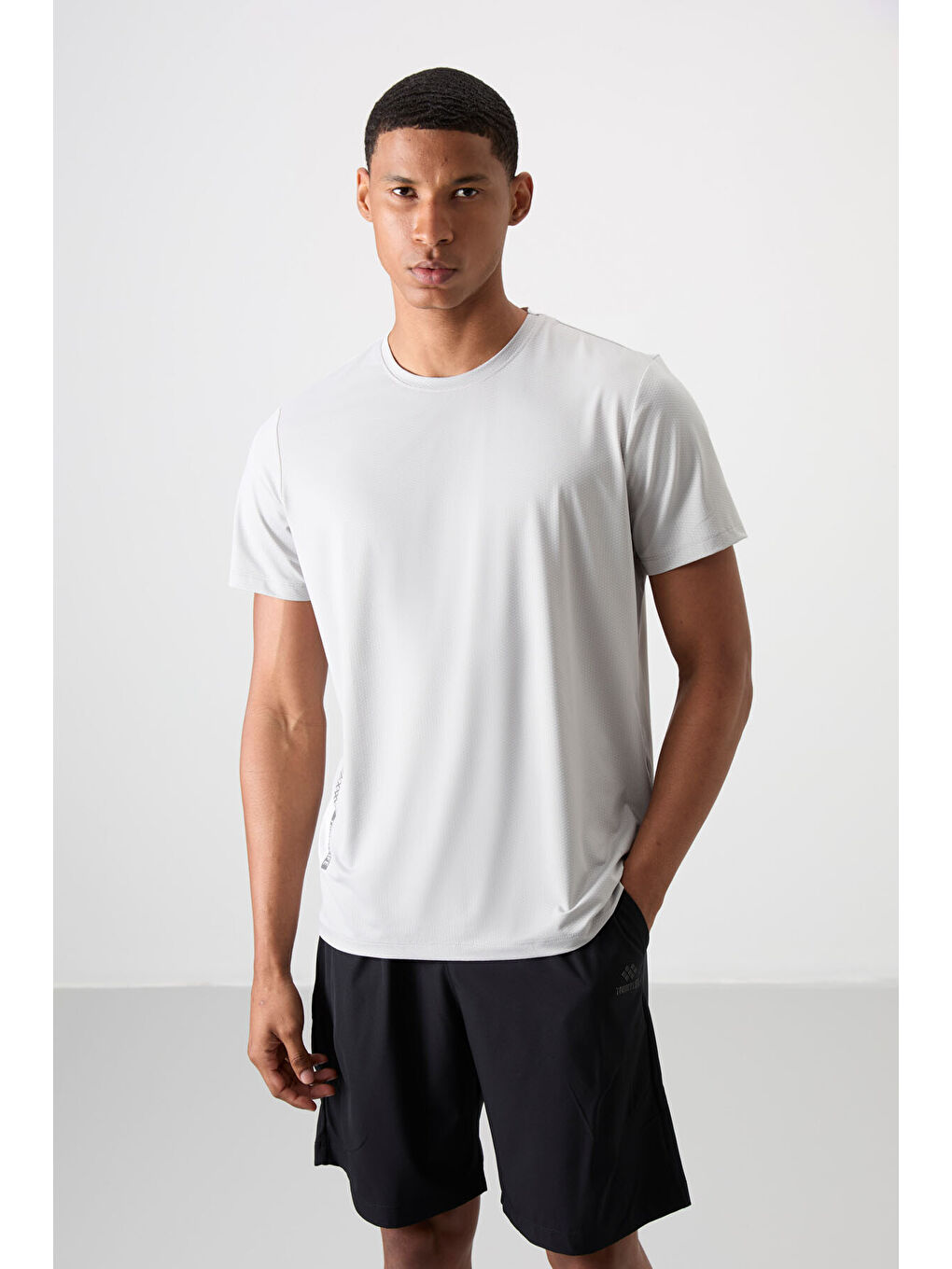 Bej Taş Polyester Nefes Alan Dokulu İnce Esnek Standart Fit Erkek Performans Tişört - 88388-6