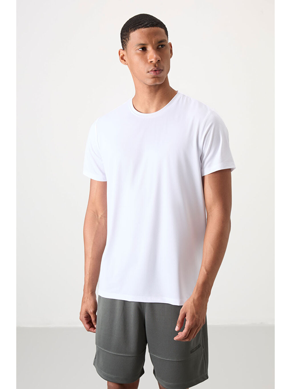 Beyaz Polyester Nefes Alan Dokulu İnce Esnek Standart Fit Erkek Performans Tişört - 88388