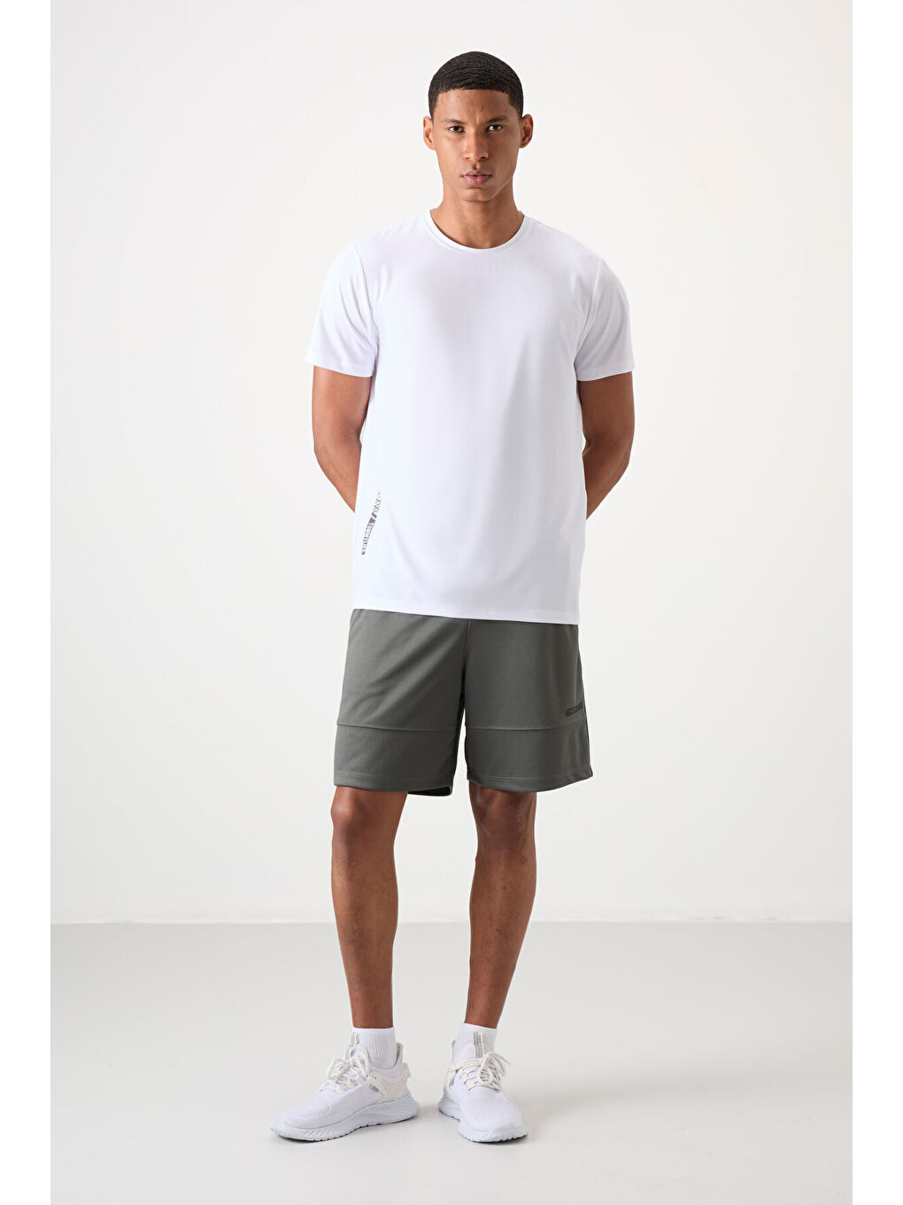 Beyaz Polyester Nefes Alan Dokulu İnce Esnek Standart Fit Erkek Performans Tişört - 88388-2