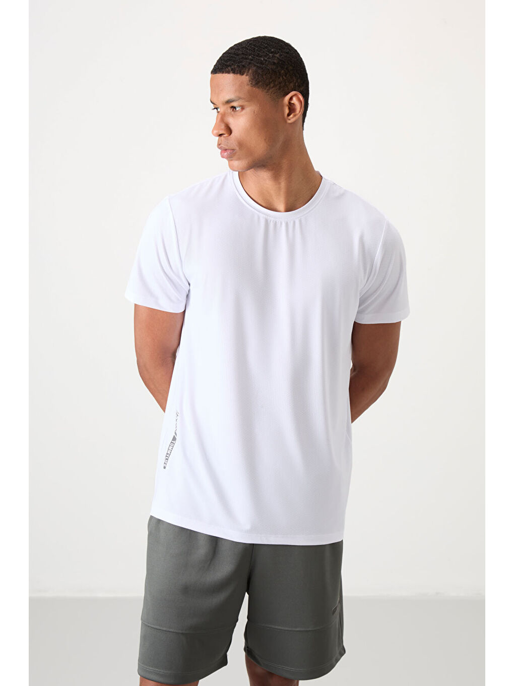 Beyaz Polyester Nefes Alan Dokulu İnce Esnek Standart Fit Erkek Performans Tişört - 88388-6