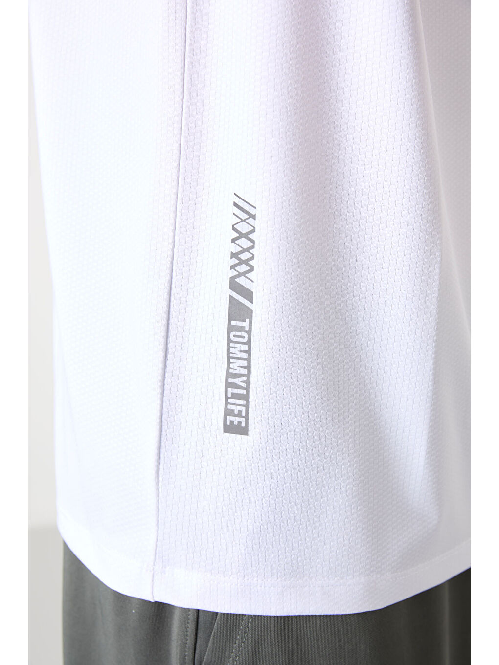 Beyaz Polyester Nefes Alan Dokulu İnce Esnek Standart Fit Erkek Performans Tişört - 88388-8