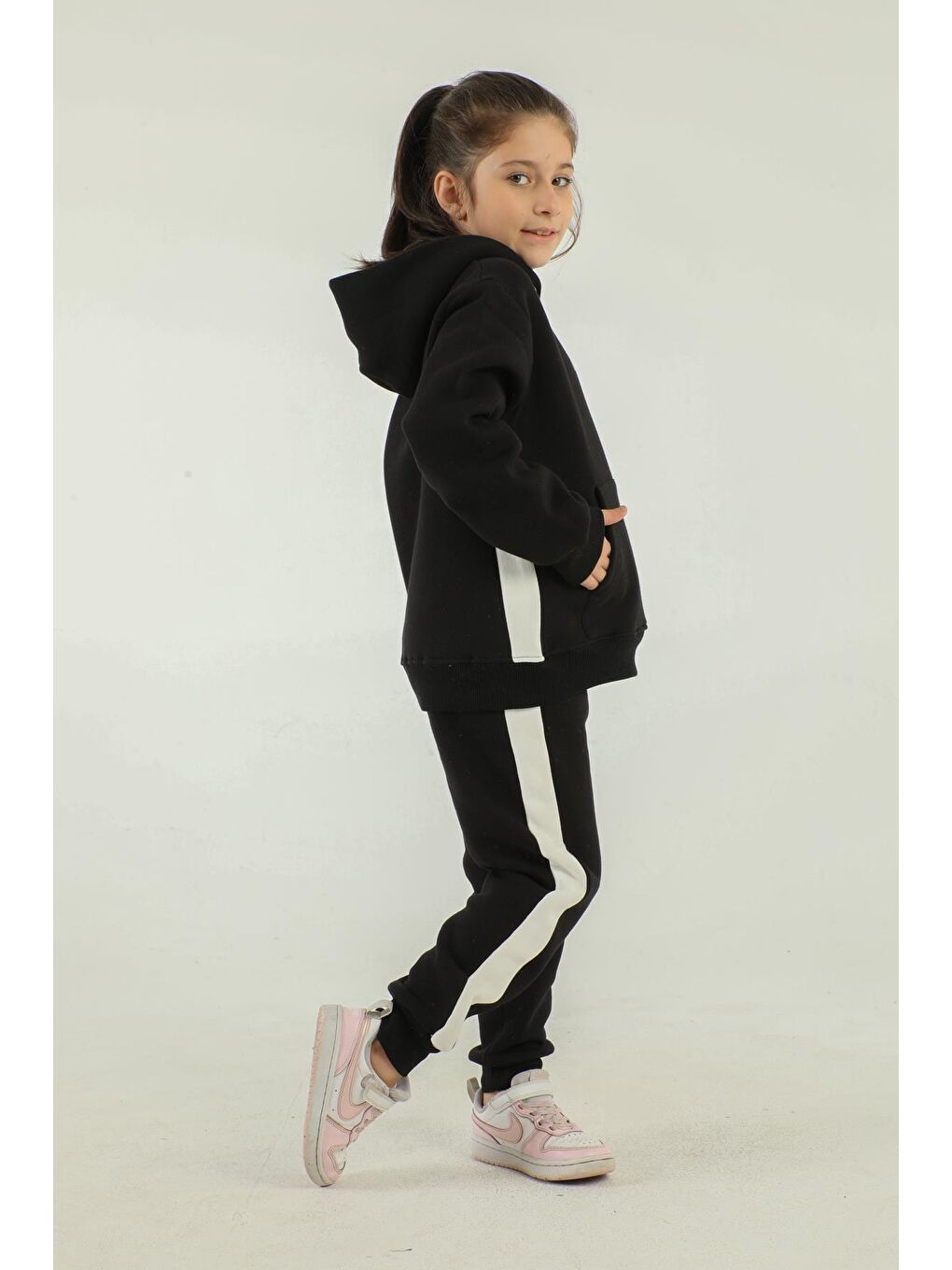 Siyah Kapüşonlu Kargo Cepli Baskı Detaylı Kız Çocuk Eşofman Takımı-1