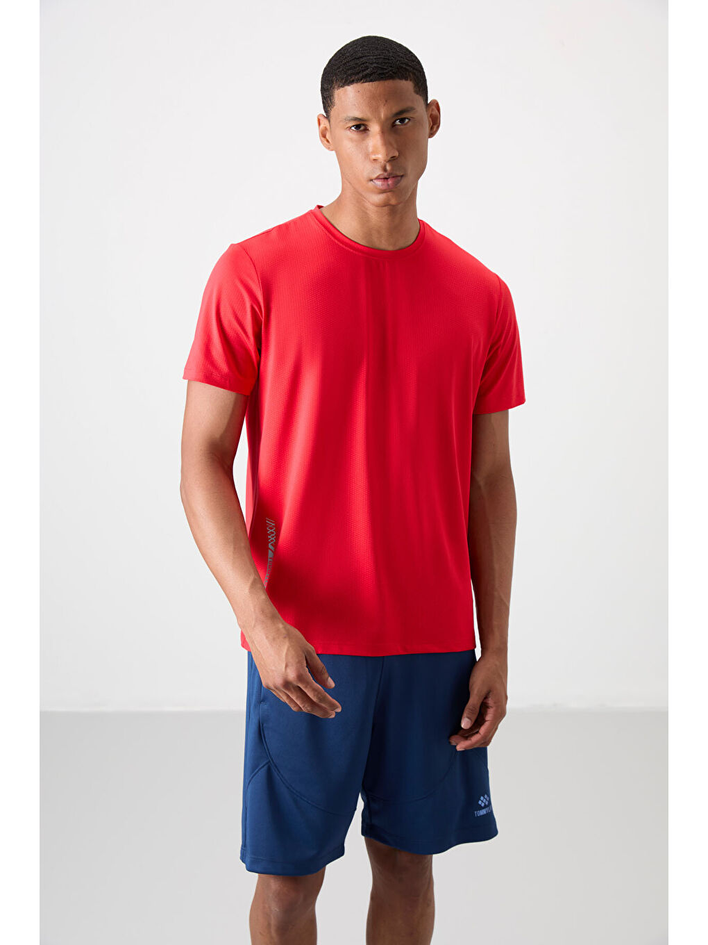 Kırmızı Polyester Nefes Alan Dokulu İnce Esnek Standart Fit Erkek Performans Tişört - 88388-6