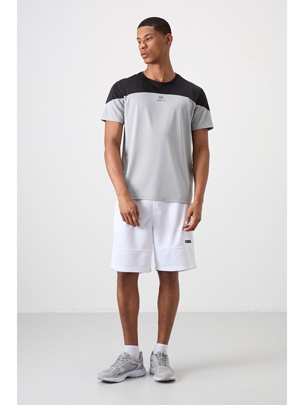 Gri Polyester Nefes Alan Dokulu İnce Esnek Standart Fit Erkek Performans Tişört - 88386-2