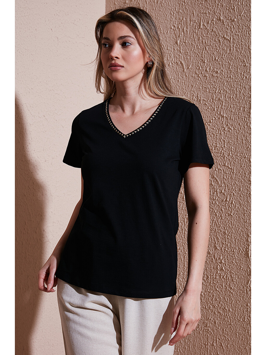 Siyah % 100 Pamuk Normal Kalıp V Yaka Kadın T Shirt 26Y0478K1