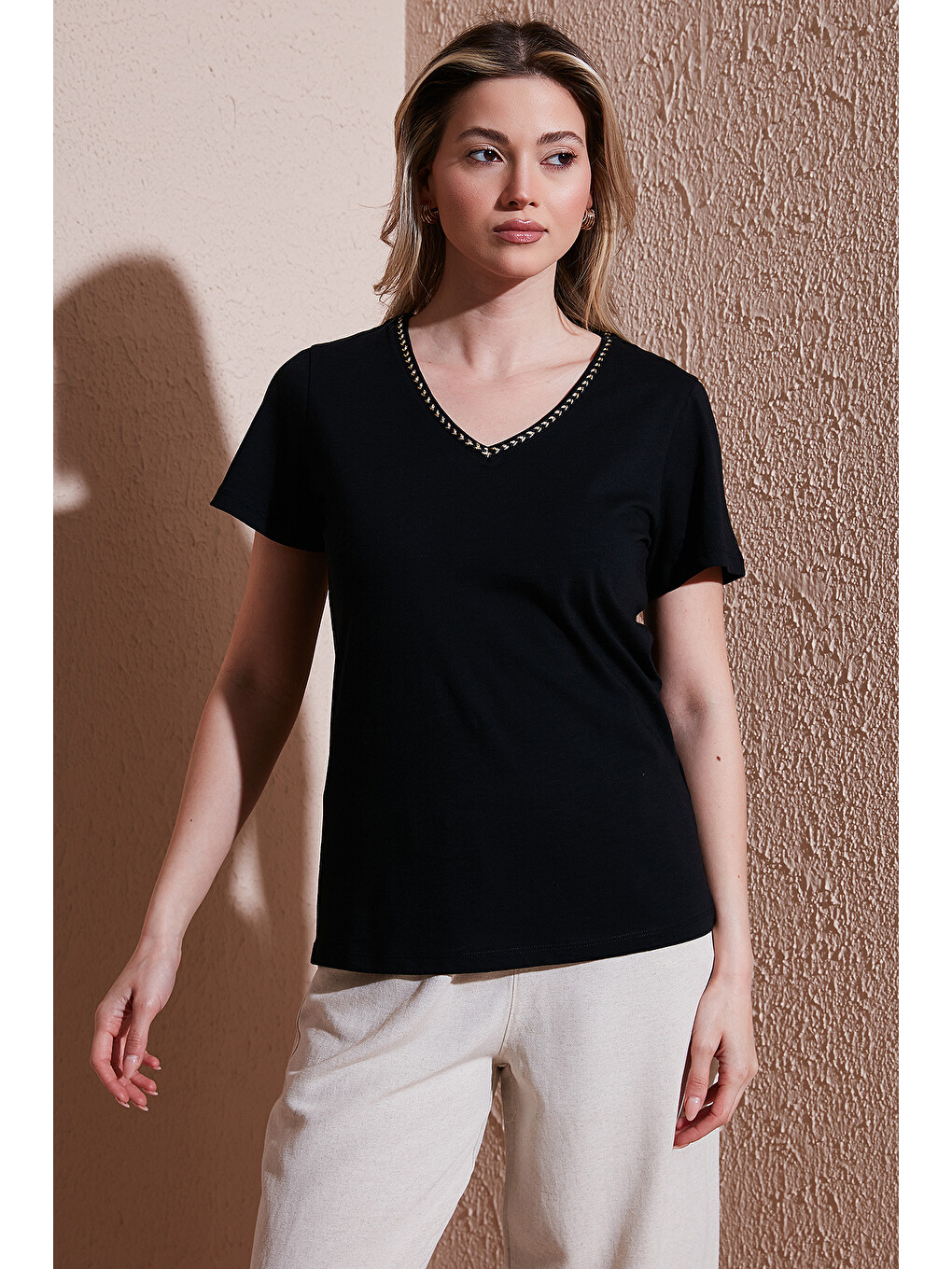 Siyah % 100 Pamuk Normal Kalıp V Yaka Kadın T Shirt 26Y0478K1-1
