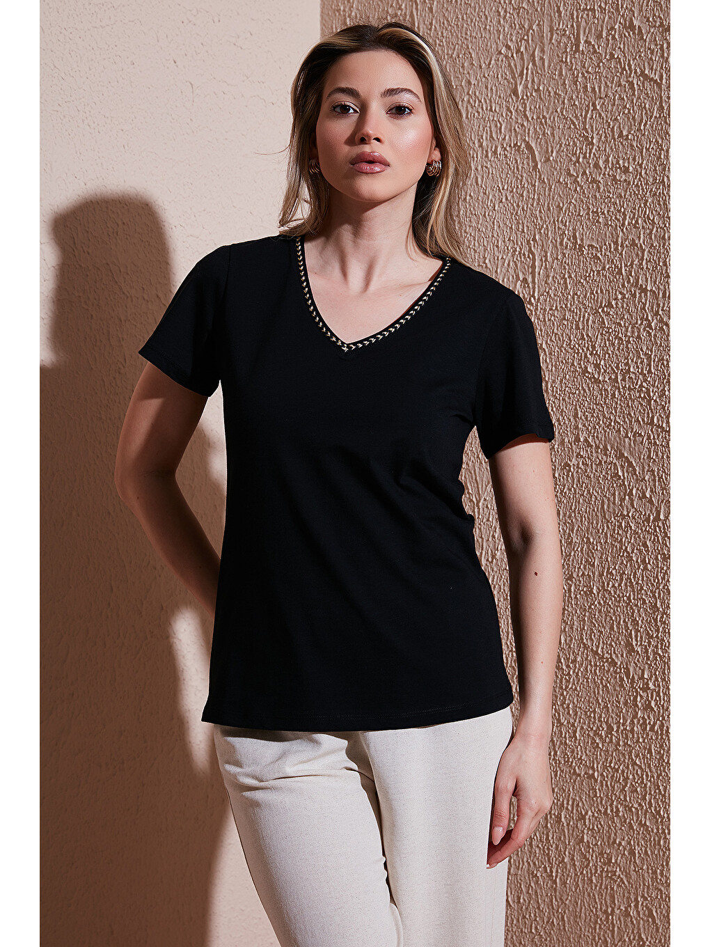 Siyah % 100 Pamuk Normal Kalıp V Yaka Kadın T Shirt 26Y0478K1-3