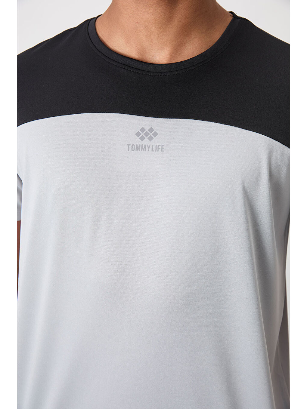 Gri Polyester Nefes Alan Dokulu İnce Esnek Standart Fit Erkek Performans Tişört - 88386-4