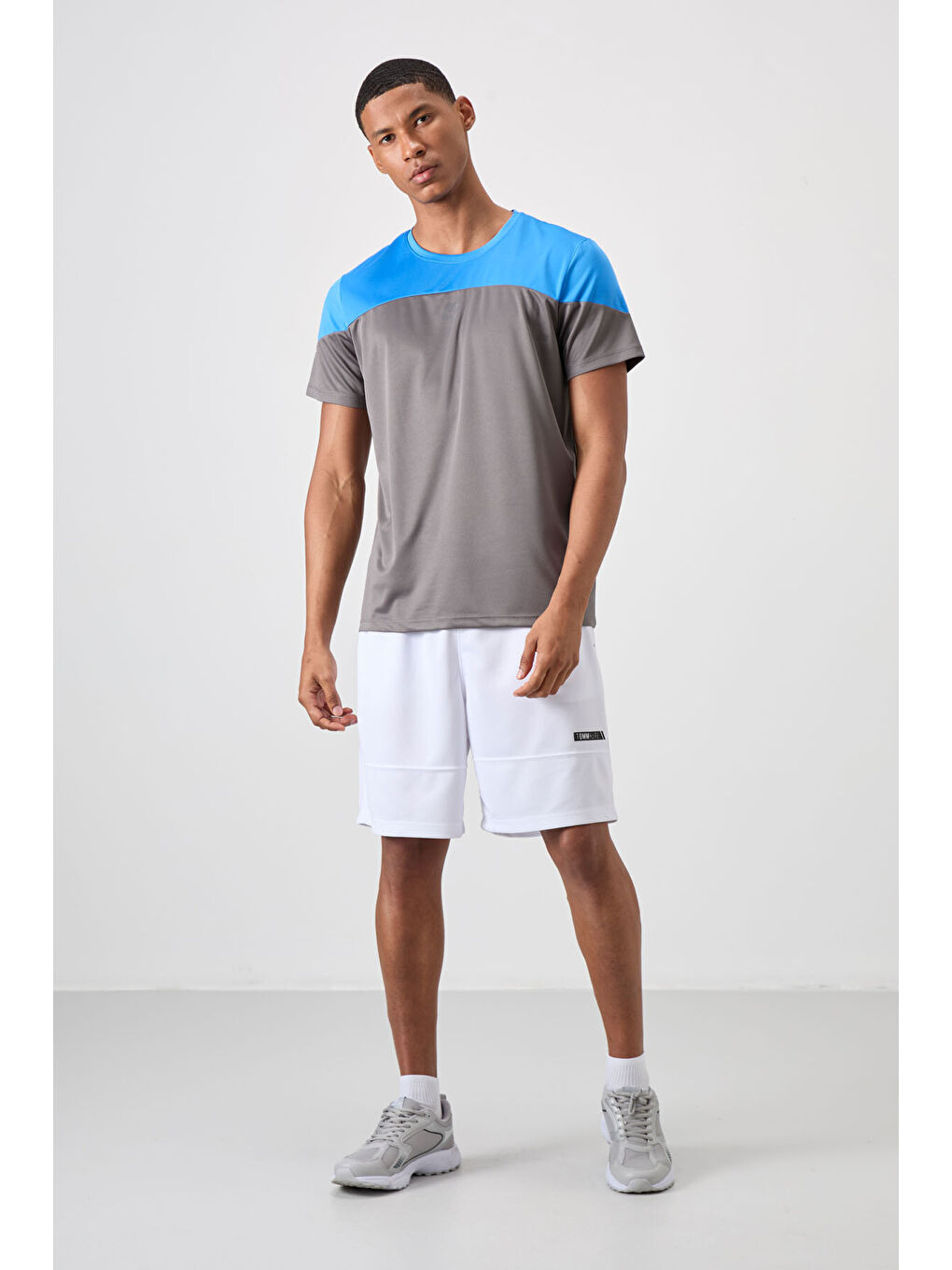 Koyu Gri Polyester Nefes Alan Dokulu İnce Esnek Standart Fit Erkek Performans Tişört - 88386-2