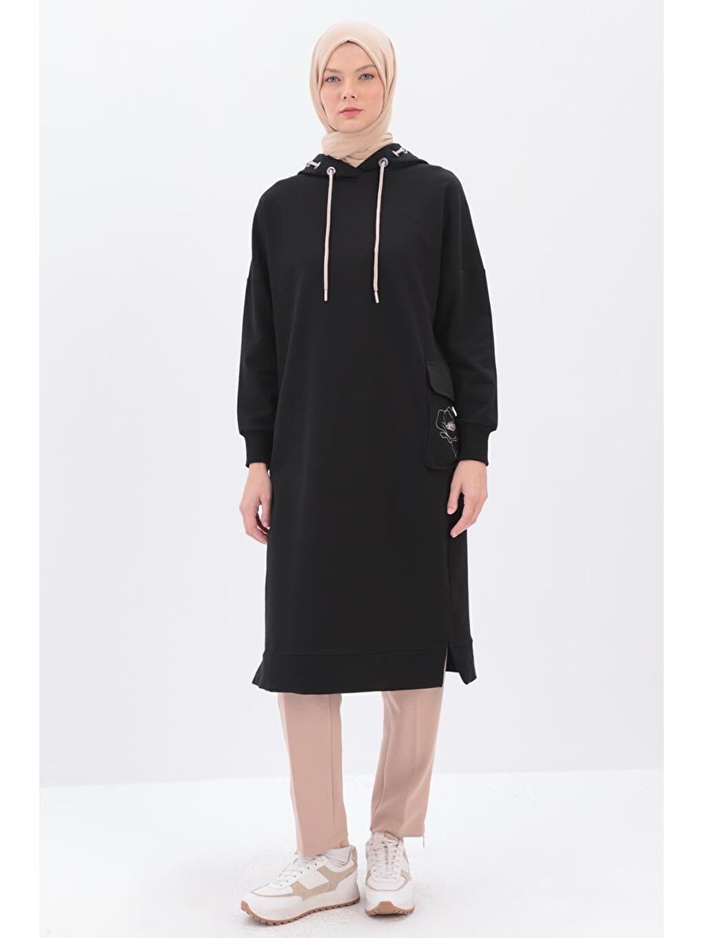 Siyah Cebi Nakışlı Kapüşonlu Sweat-1