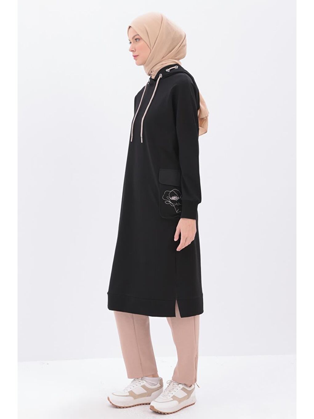 Siyah Cebi Nakışlı Kapüşonlu Sweat-2