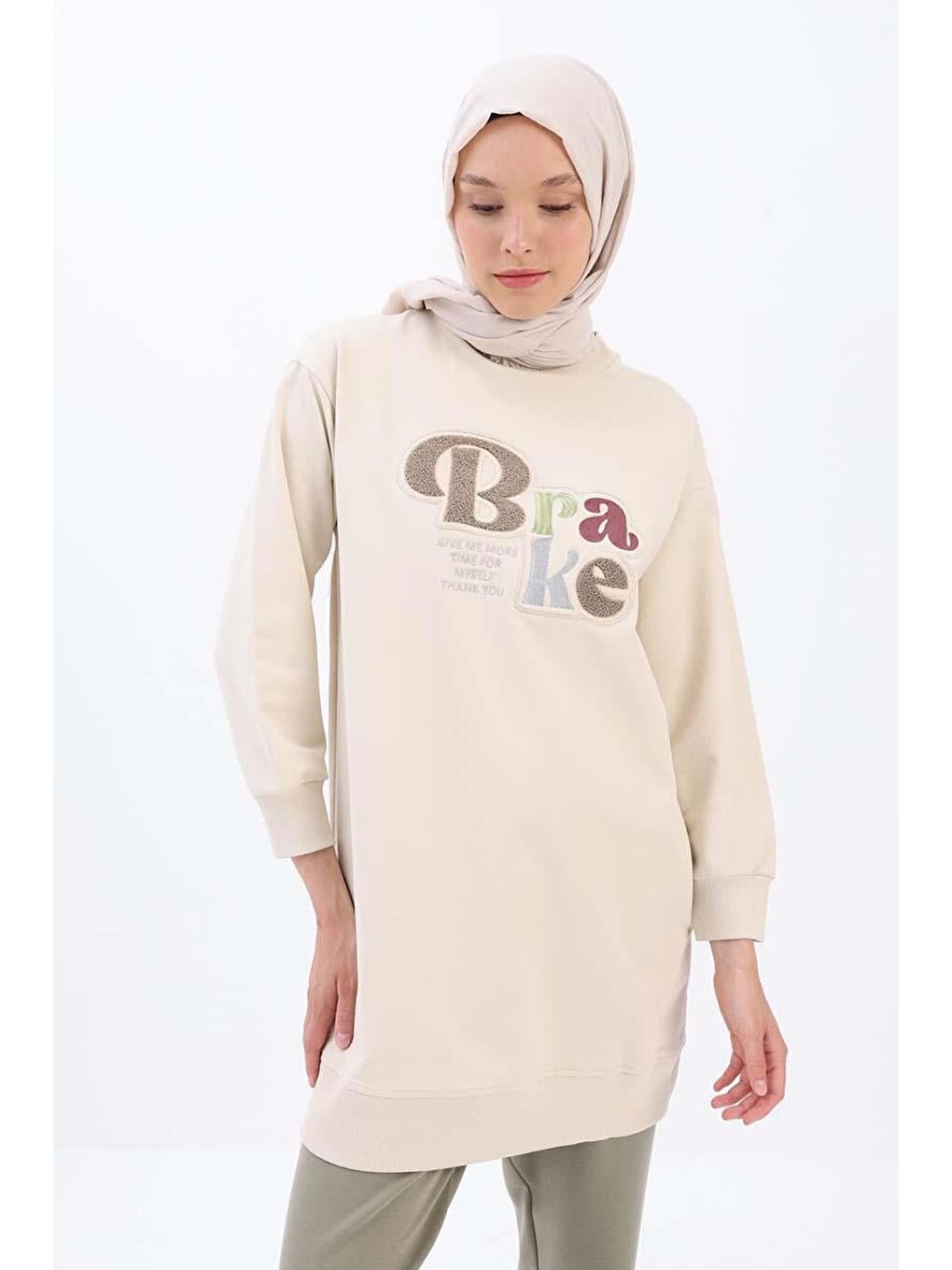Ekru-Aplike Nakışlı Sweat