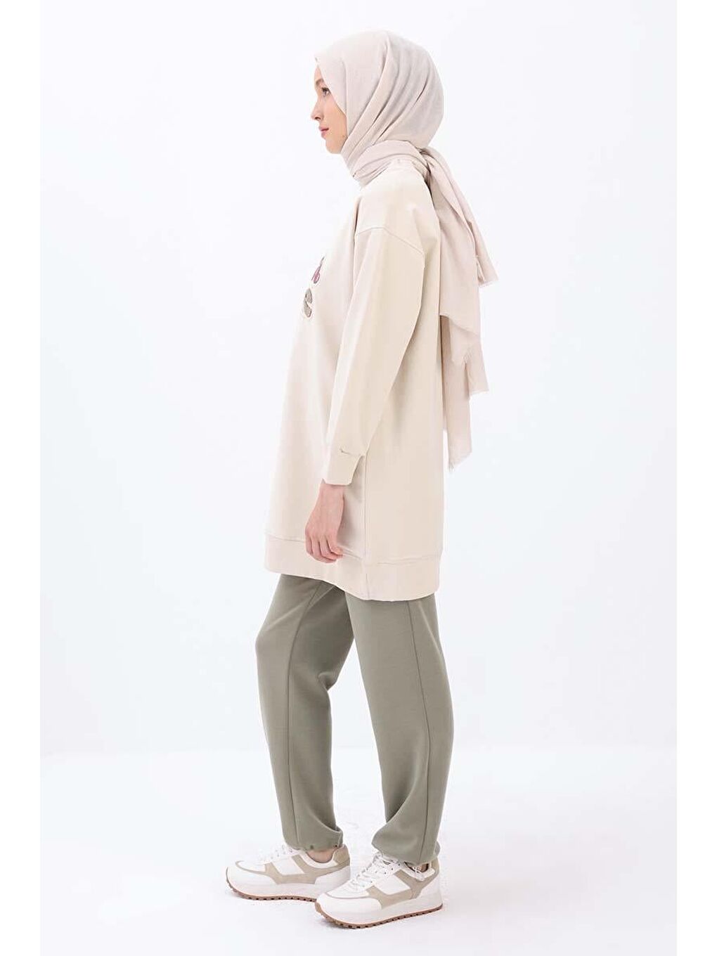 Ekru-Aplike Nakışlı Sweat-2