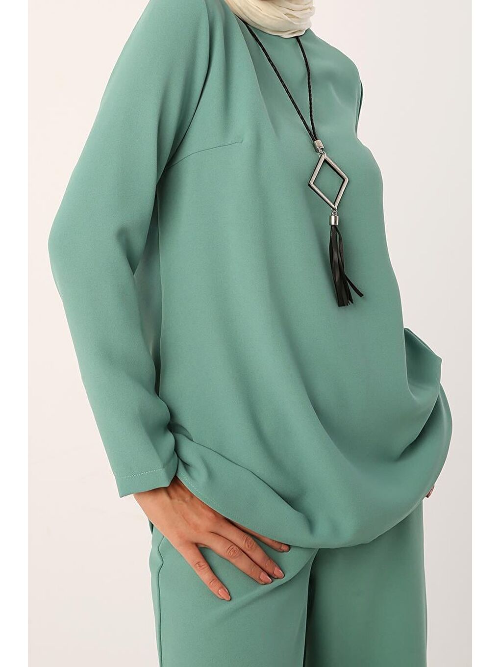 Yeşil-Kolyeli Bol Paça Pantolonlu Tunikli Takım-3