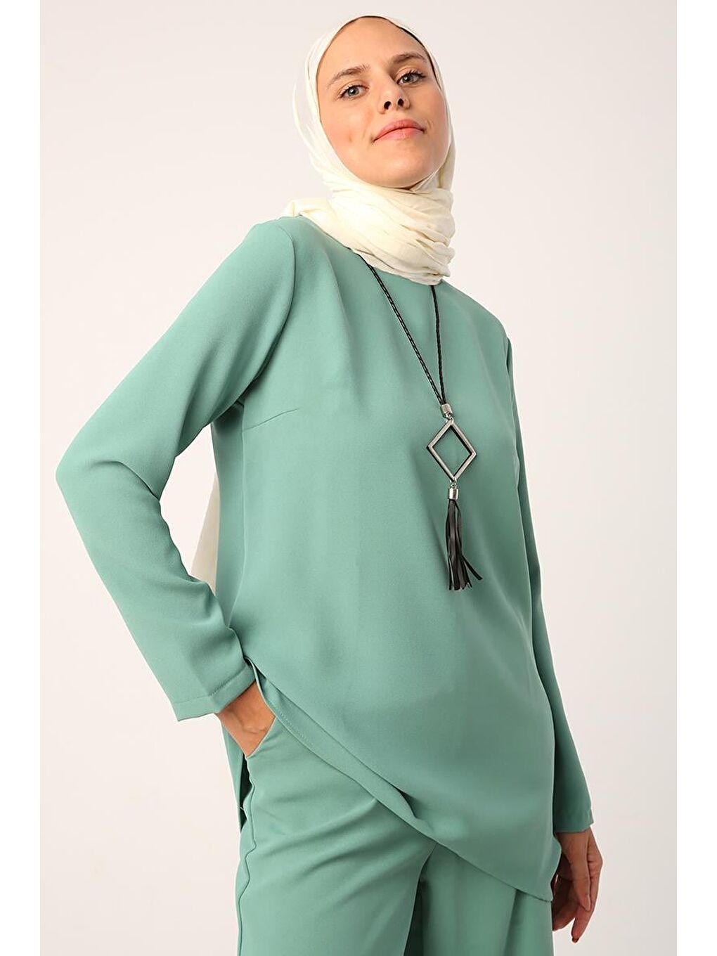 Yeşil-Kolyeli Bol Paça Pantolonlu Tunikli Takım-4