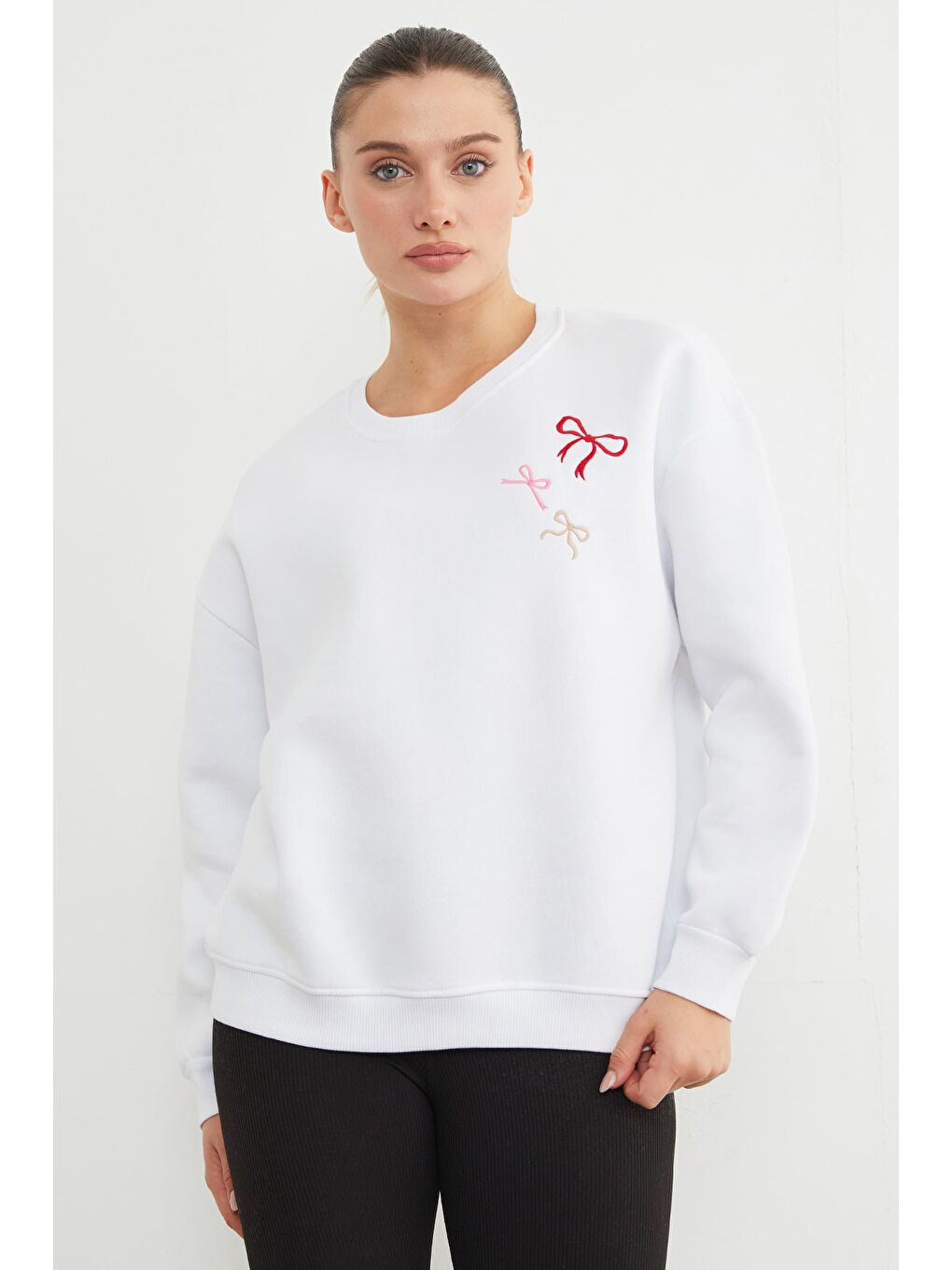 Beyaz 3 İplik Fiyonk Nakışlı Oversize Sweatshirt