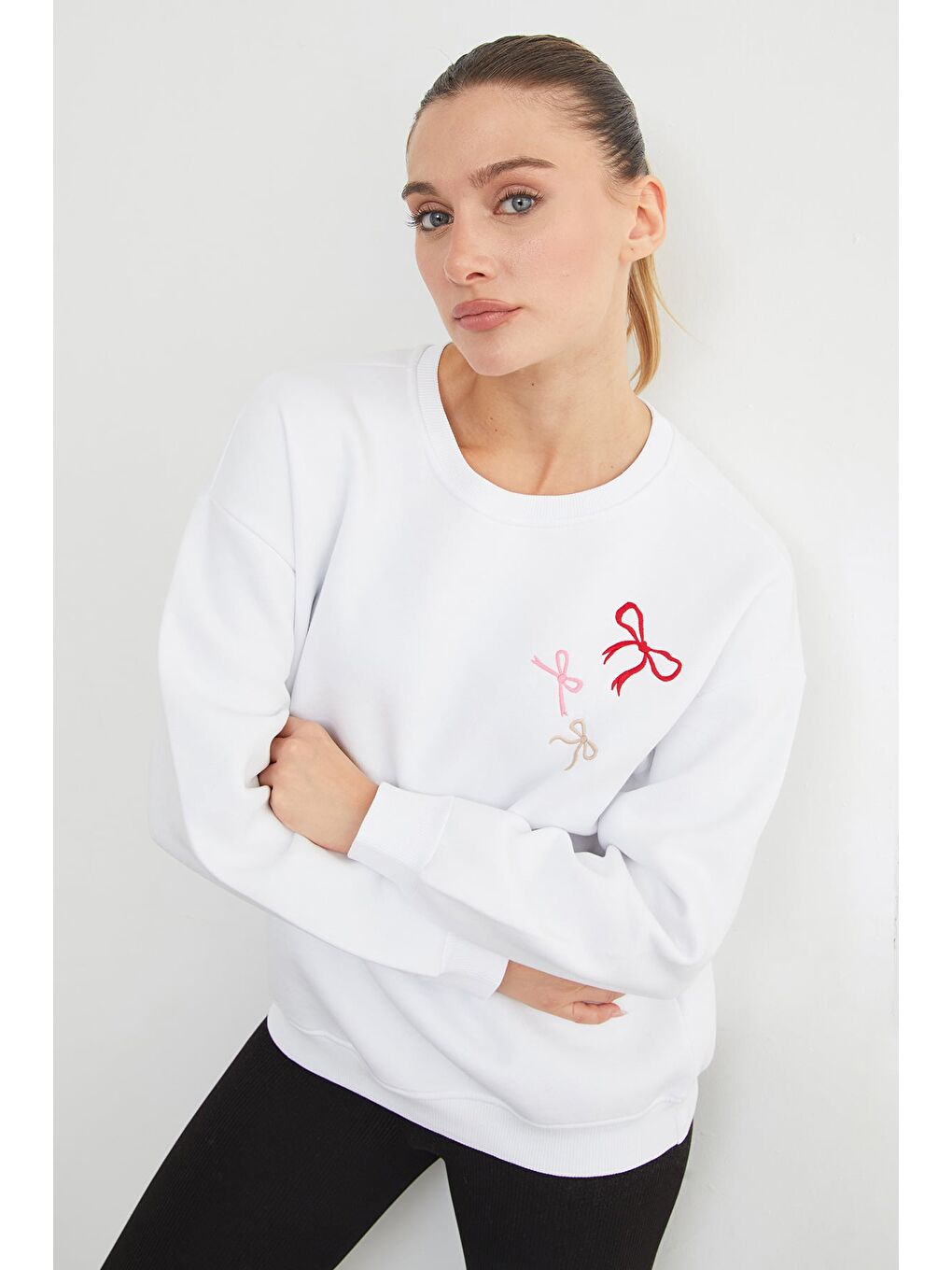 Beyaz 3 İplik Fiyonk Nakışlı Oversize Sweatshirt-1
