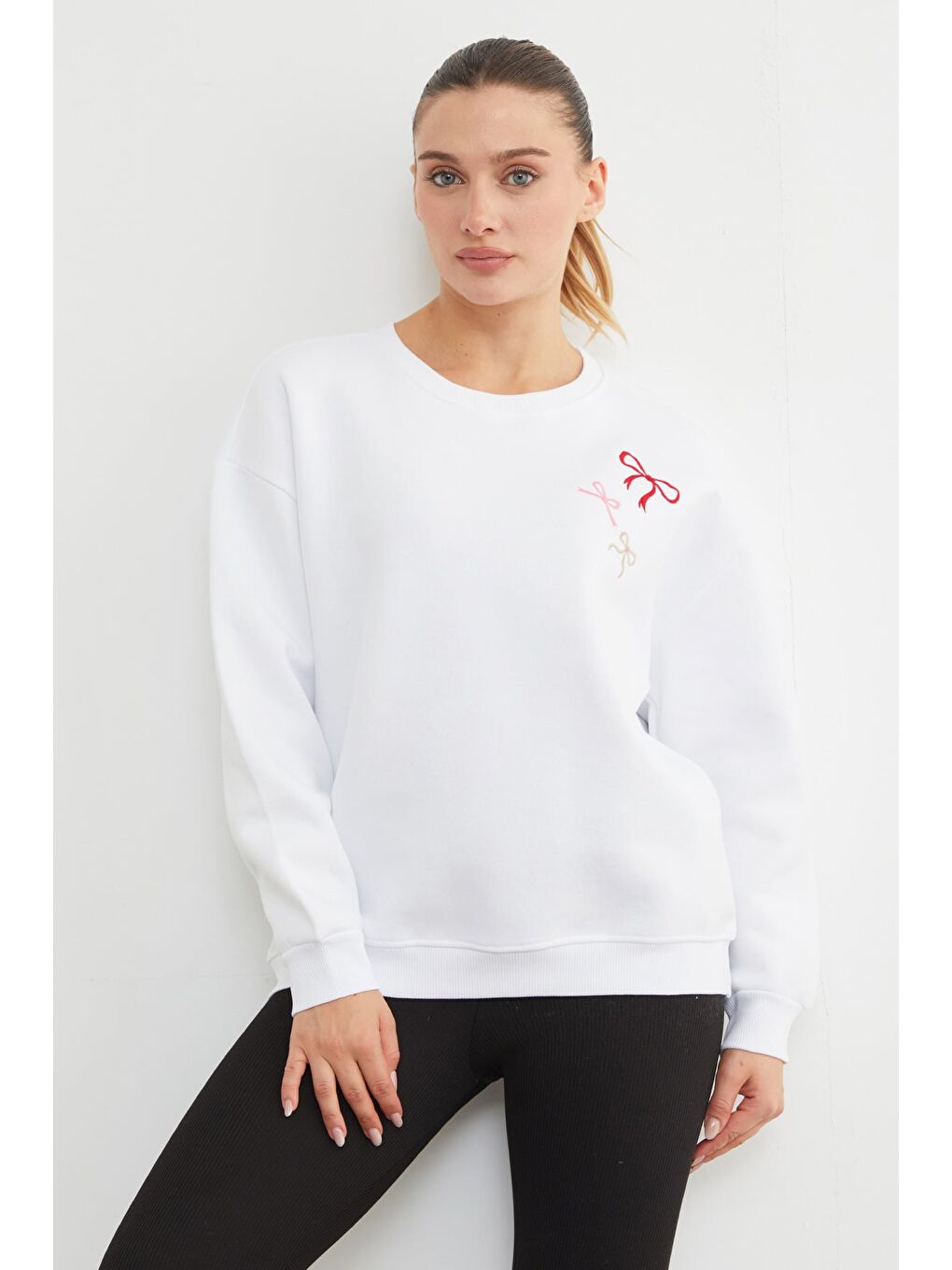 Beyaz 3 İplik Fiyonk Nakışlı Oversize Sweatshirt-2