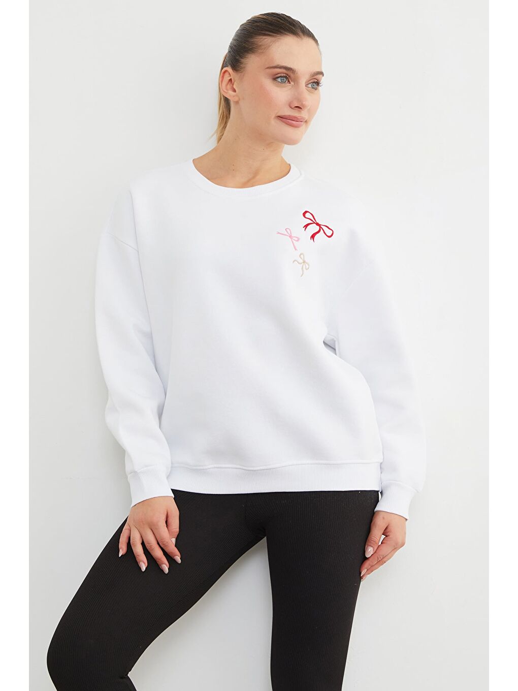 Beyaz 3 İplik Fiyonk Nakışlı Oversize Sweatshirt-3