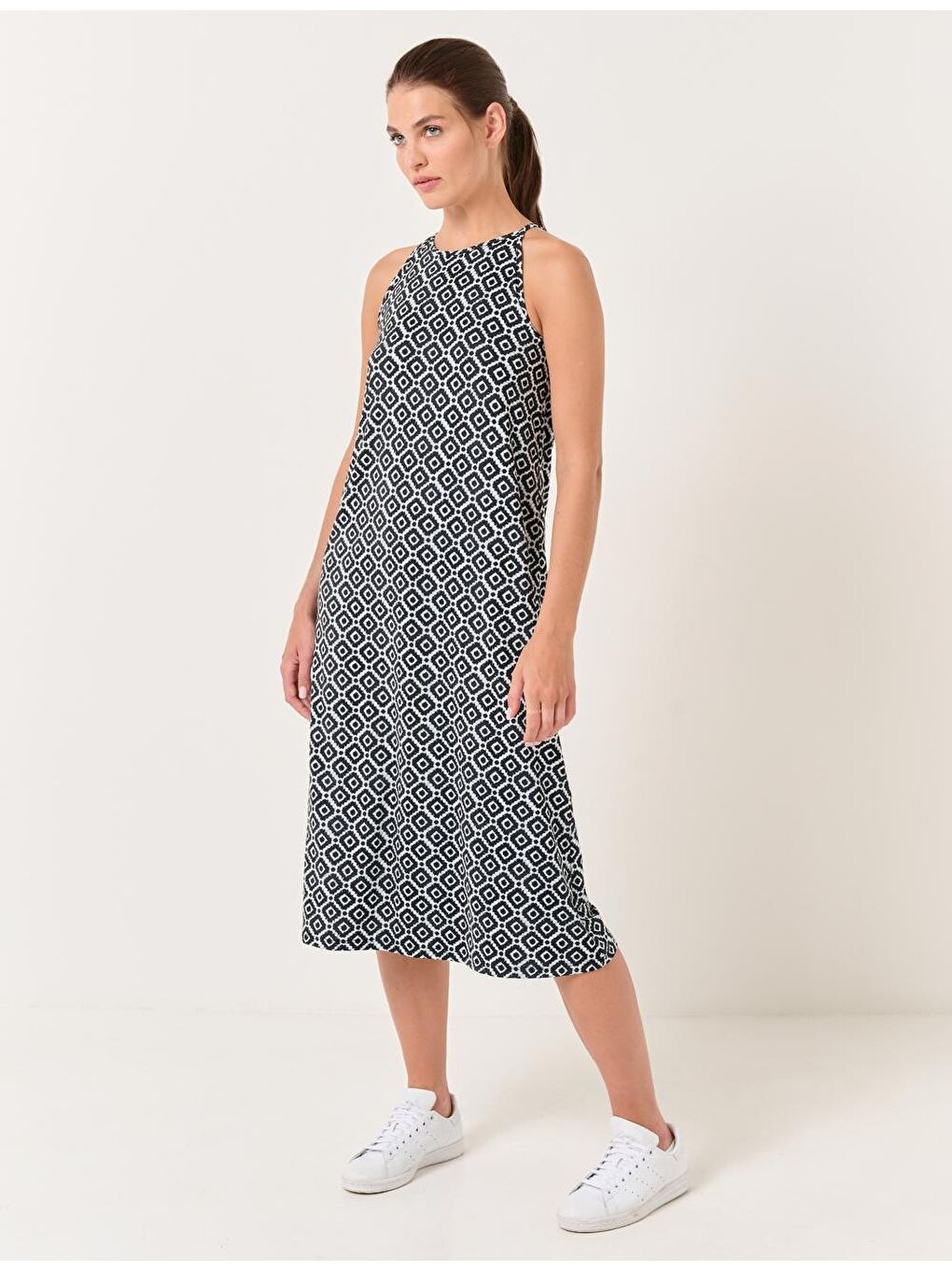 Siyah Bol Kesim Halter Yaka Kolsuz Geometrik Desenli Elbise