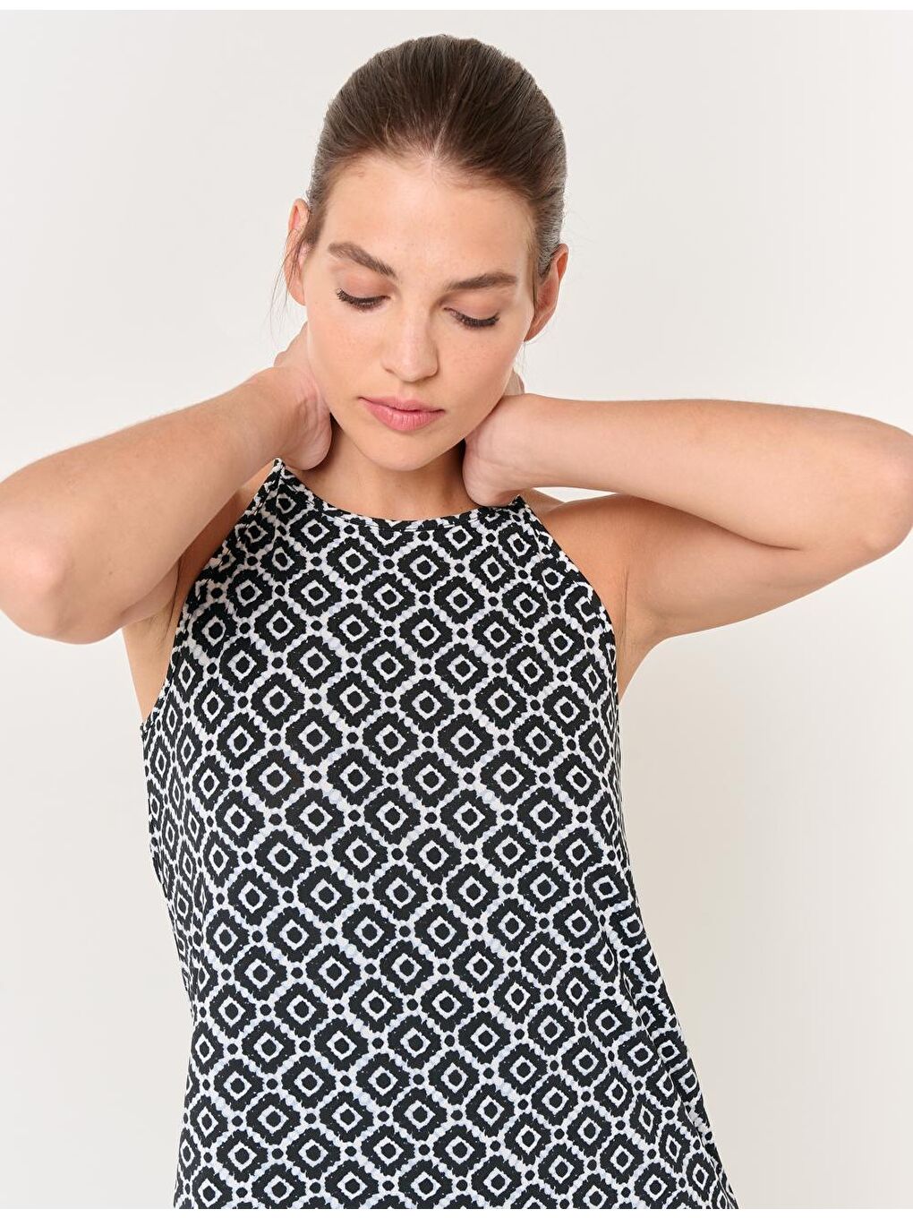 Siyah Bol Kesim Halter Yaka Kolsuz Geometrik Desenli Elbise-1