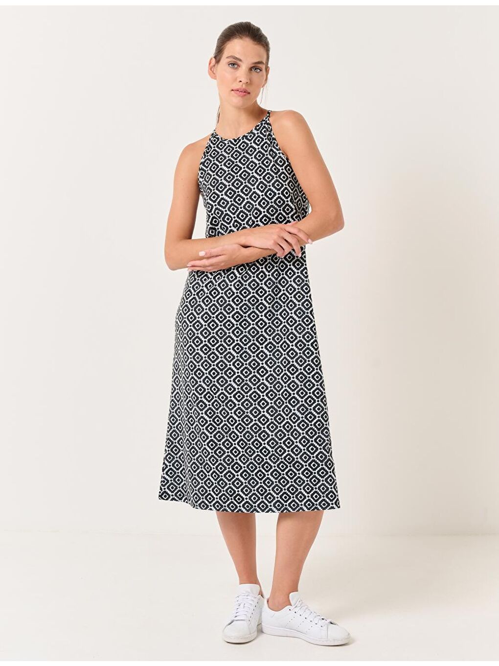 Siyah Bol Kesim Halter Yaka Kolsuz Geometrik Desenli Elbise-2