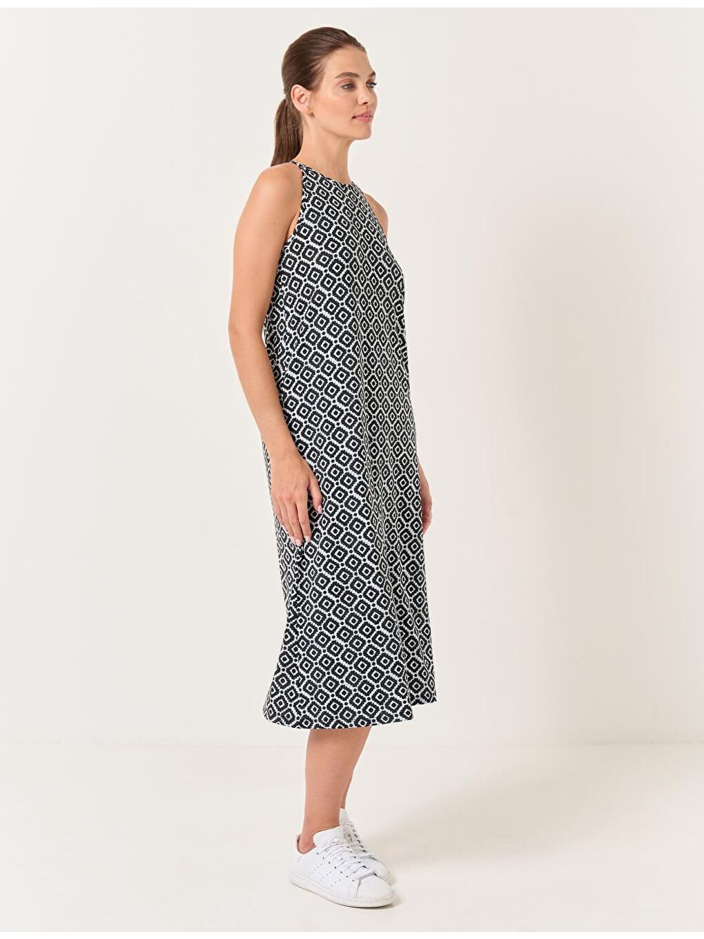 Siyah Bol Kesim Halter Yaka Kolsuz Geometrik Desenli Elbise-3