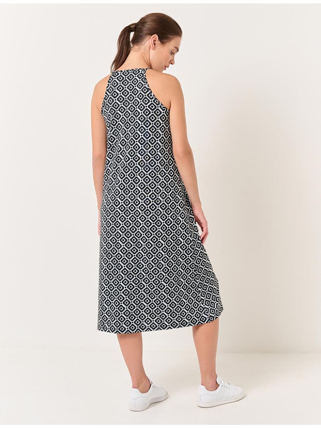 Siyah Bol Kesim Halter Yaka Kolsuz Geometrik Desenli Elbise-4