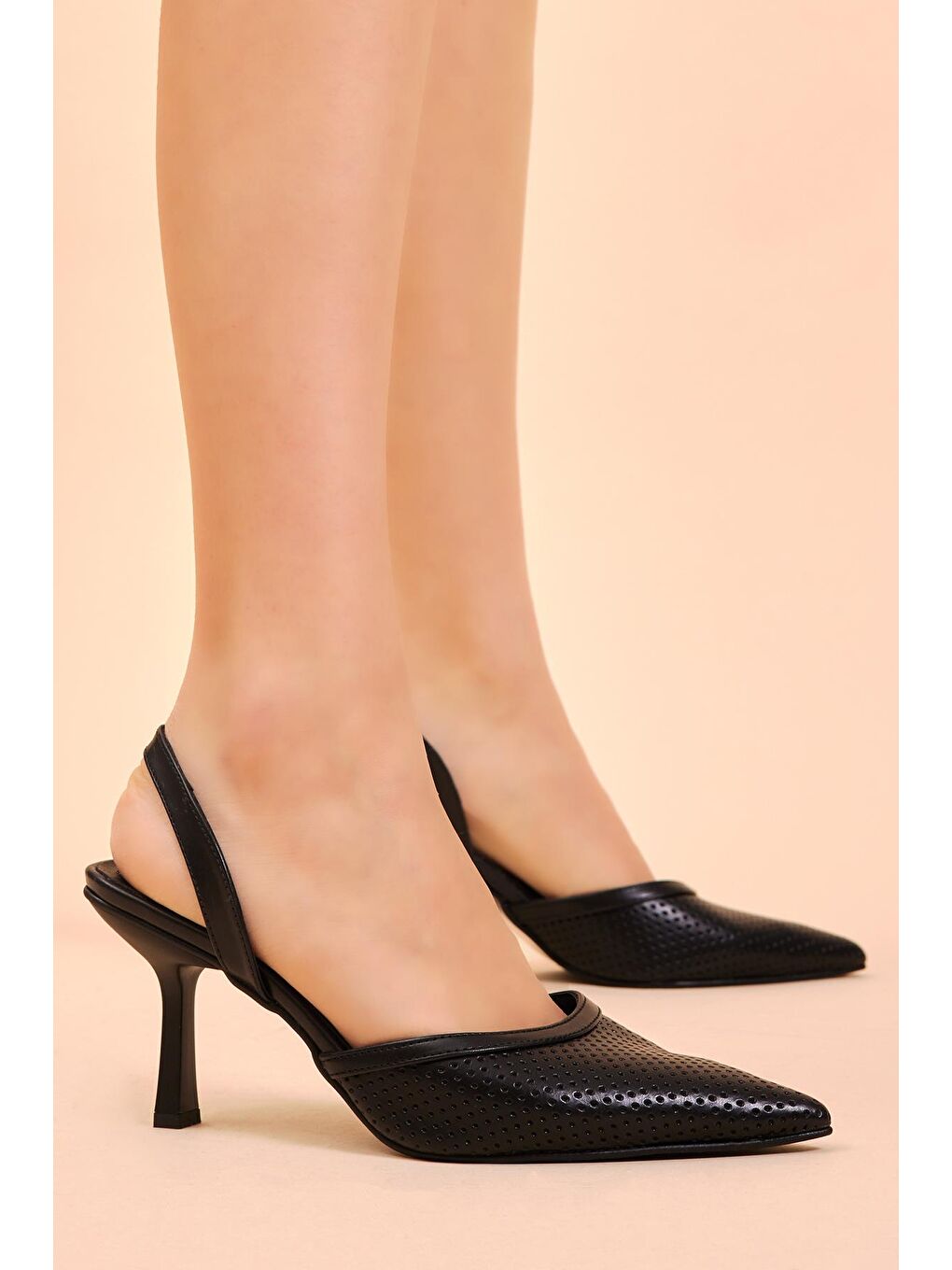 Kadın Siyah Gecce Serisi Nokta Delikli Sivri Burunlu Topuklu Ayakkabı