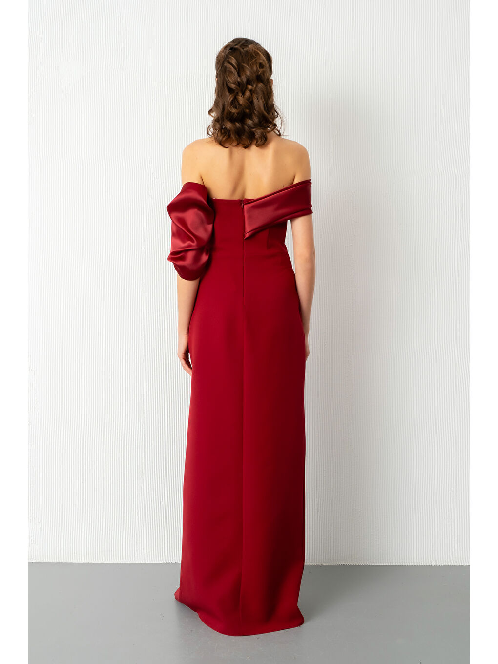 Kadın Bordo Yaka Detaylı Yırtmaçlı Uzun Abiye Elbise-5