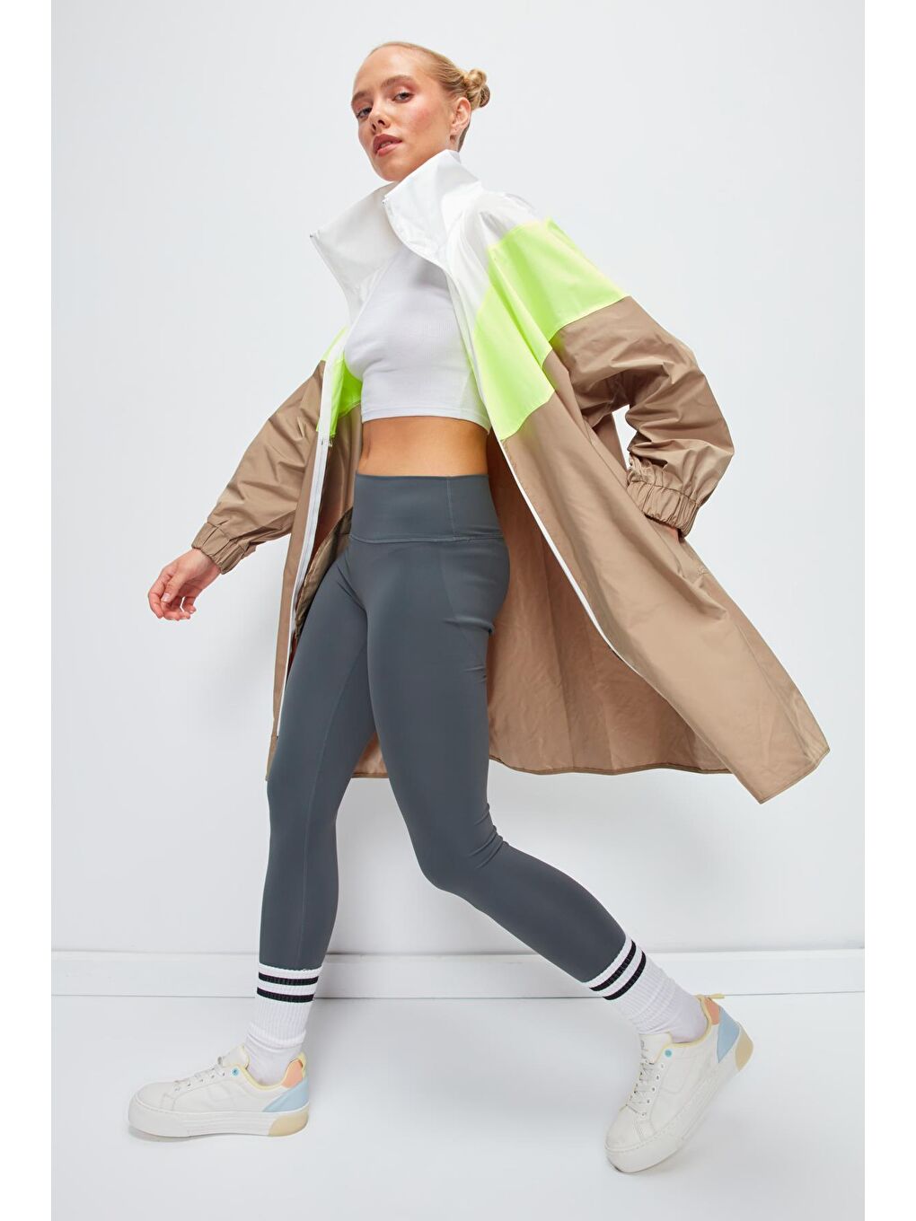 Bej Uzun Kollu Renk Bloklu Kapüşonlu Uzun Yağmurluk