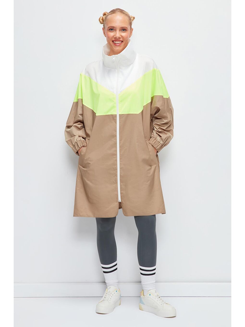 Bej Uzun Kollu Renk Bloklu Kapüşonlu Uzun Yağmurluk-1