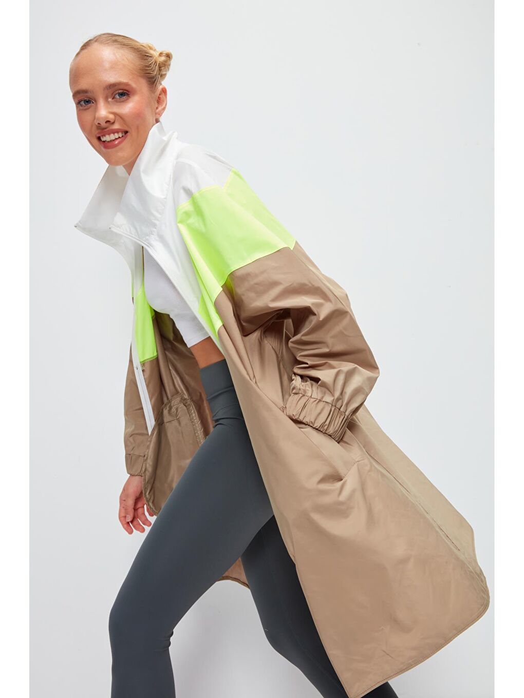 Bej Uzun Kollu Renk Bloklu Kapüşonlu Uzun Yağmurluk-2