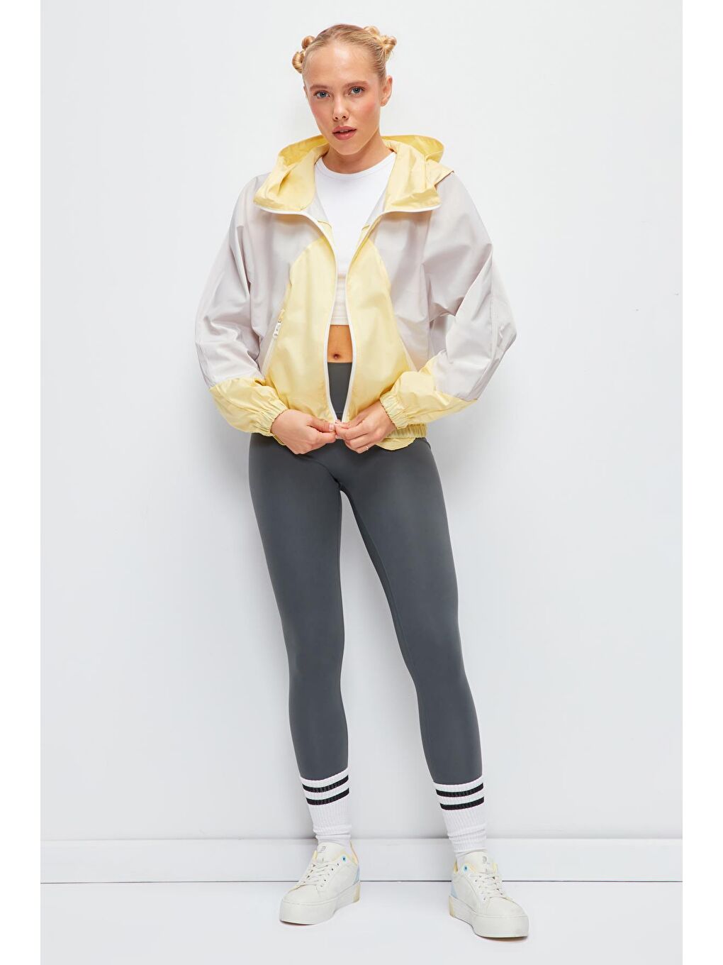 Gri Uzun Kollu Renk Bloklu Kapüşonlu Kısa Yağmurluk