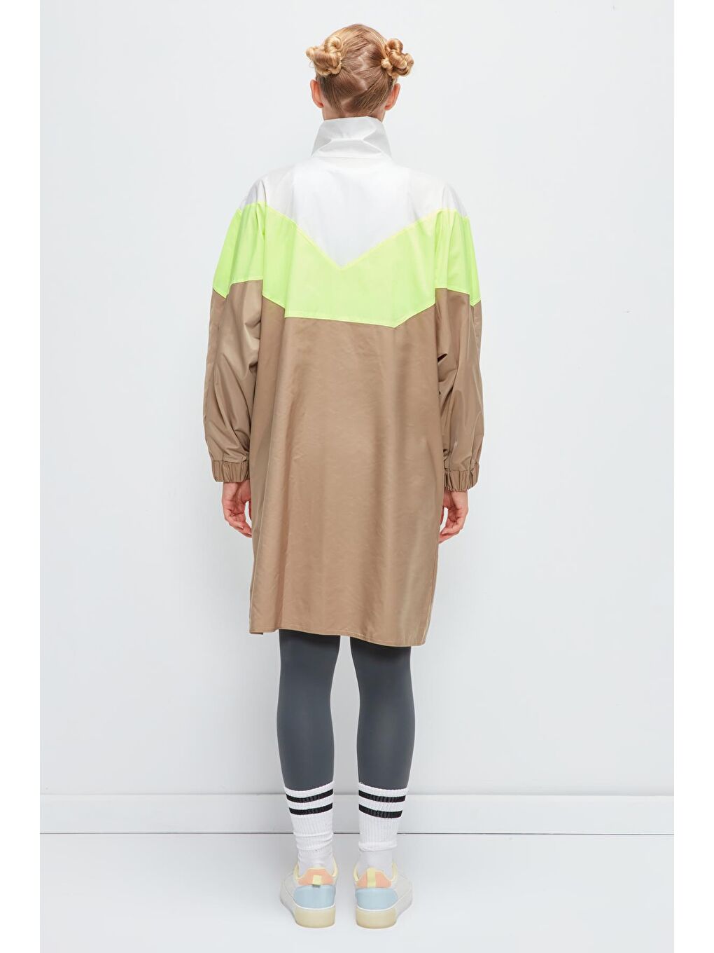 Bej Uzun Kollu Renk Bloklu Kapüşonlu Uzun Yağmurluk-3