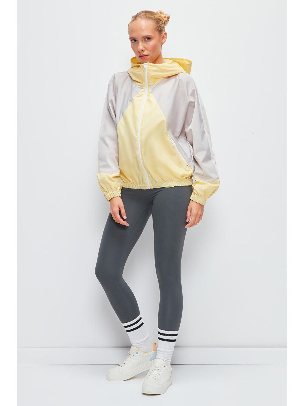 Gri Uzun Kollu Renk Bloklu Kapüşonlu Kısa Yağmurluk-1