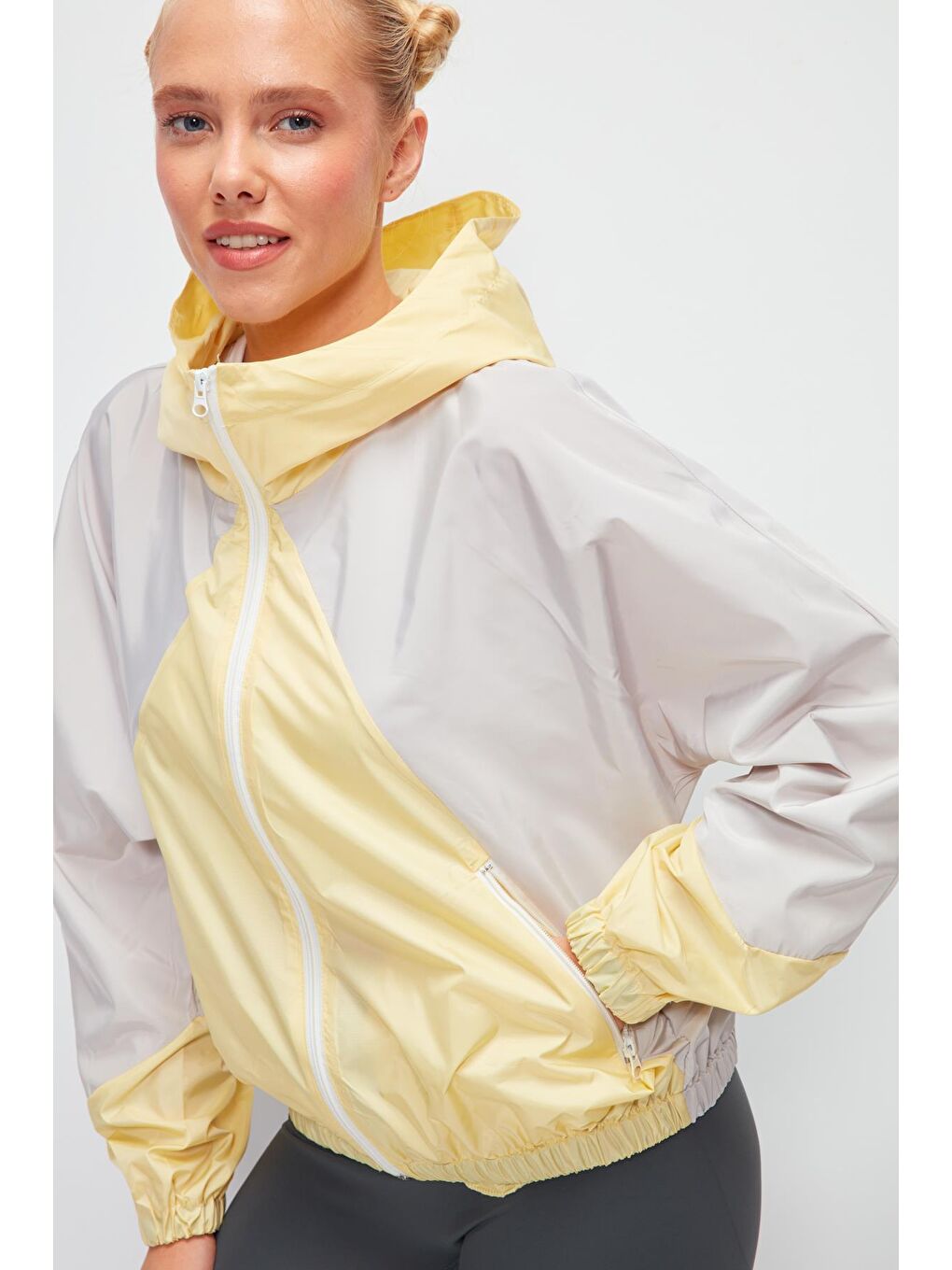 Gri Uzun Kollu Renk Bloklu Kapüşonlu Kısa Yağmurluk-2