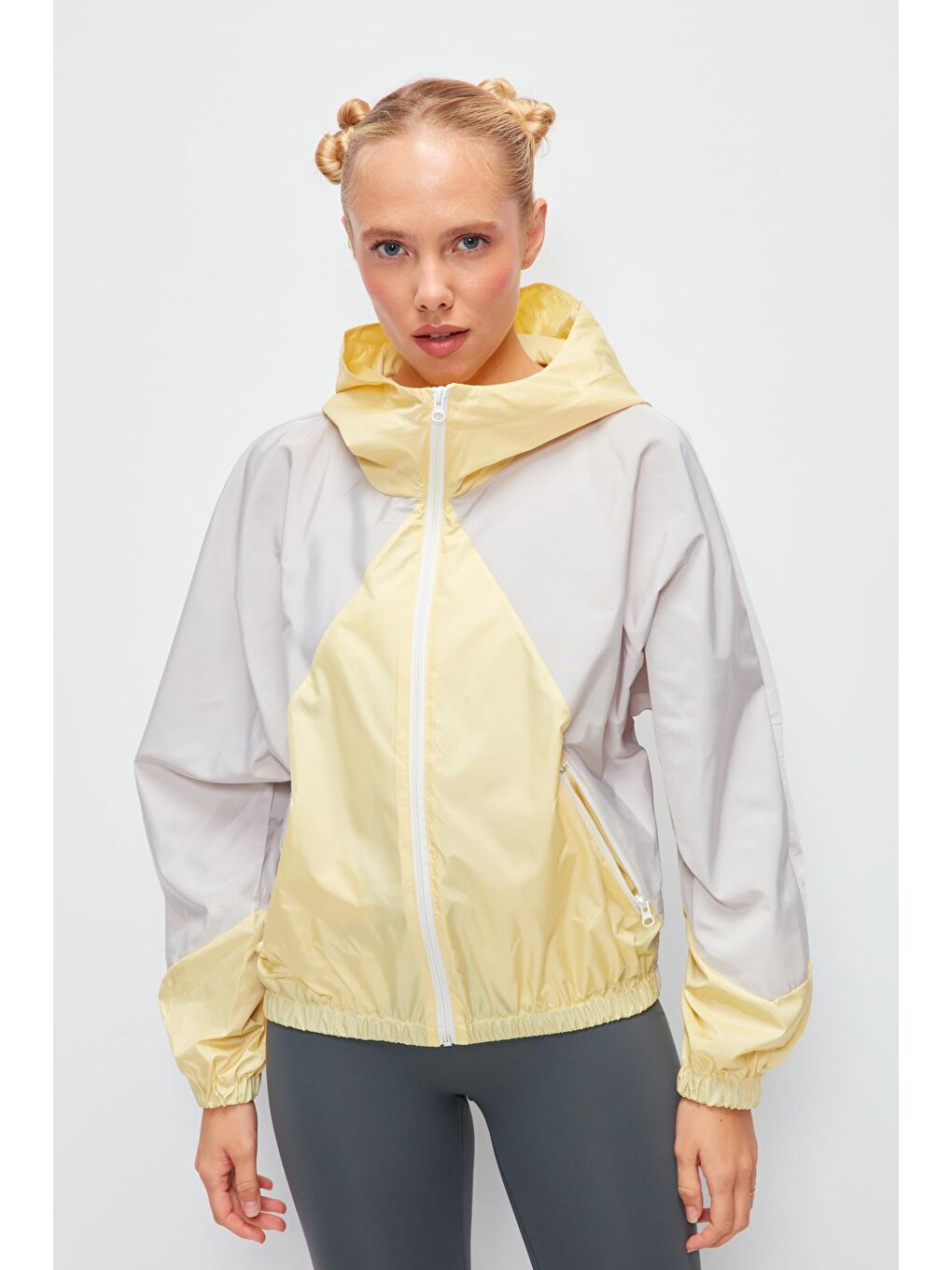 Gri Uzun Kollu Renk Bloklu Kapüşonlu Kısa Yağmurluk-3