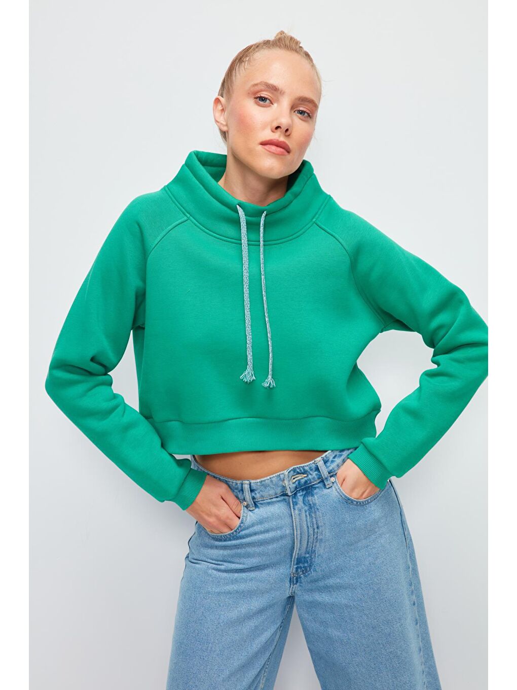 Yeşil Düz Renk Kordon Detaylı Kısa Sweatshirt