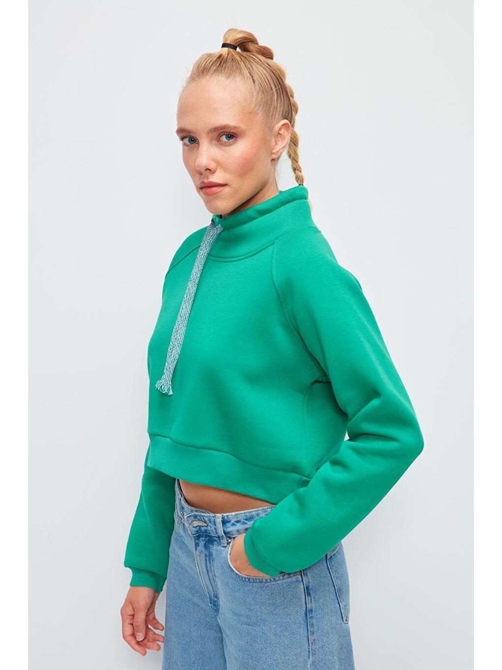 Yeşil Düz Renk Kordon Detaylı Kısa Sweatshirt-1