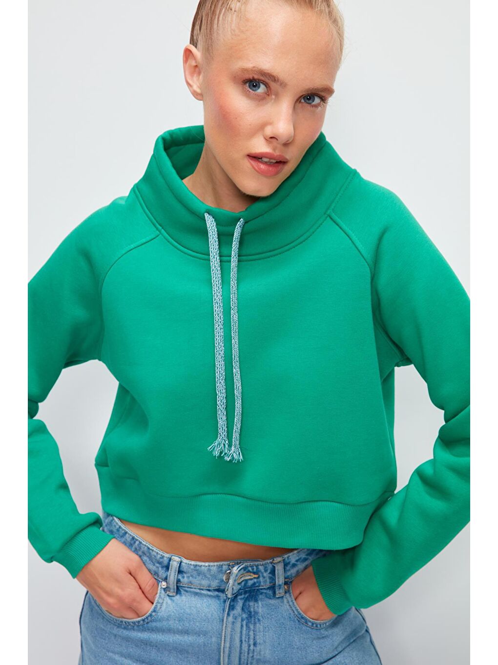 Yeşil Düz Renk Kordon Detaylı Kısa Sweatshirt-2