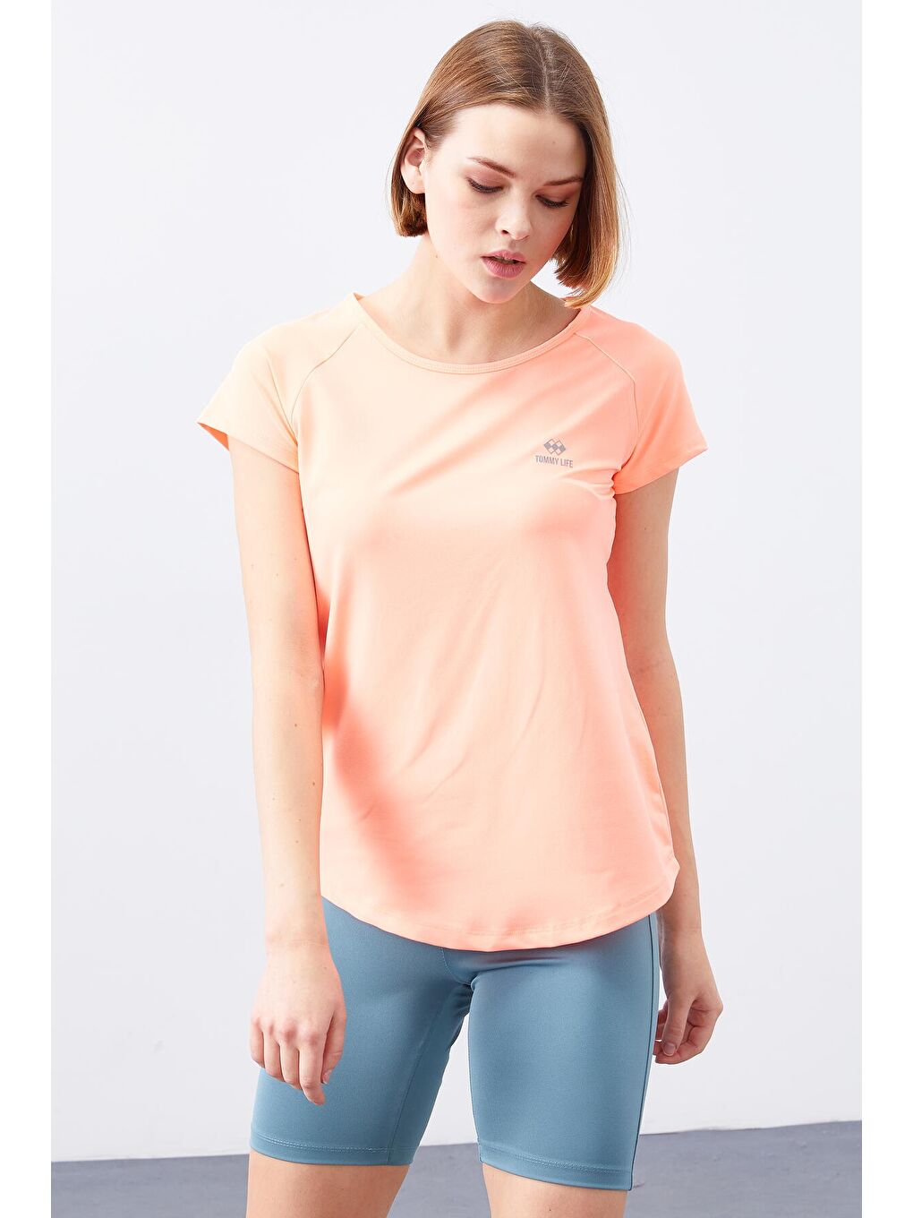 Mercan Sırt Pencereli Kısa Kol Standart Kalıp O Yaka Kadın Tişört - 97101-2