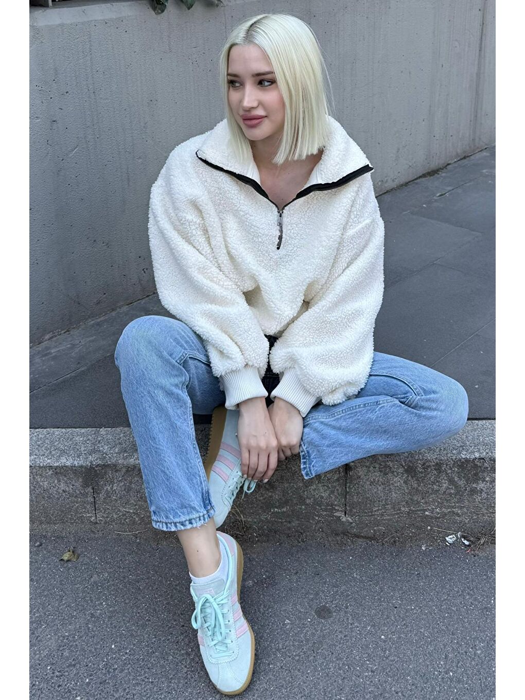 Beyaz Peluş Fermuar Yaka Sweatshirt Mg1413-7