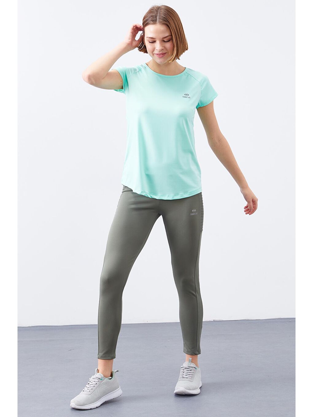 Mint Yeşili Sırt Pencereli Kısa Kol Standart Kalıp O Yaka Kadın Tişört - 97101-3