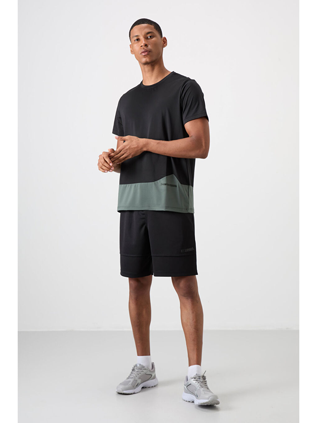 Siyah Polyester Nefes Alan Dokulu İnce Esnek Standart Fit Erkek Performans Tişört - 88383-2